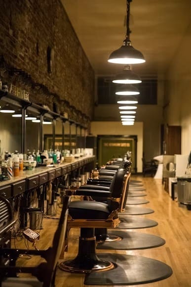 Ambiente de barbearia moderna utilizando o sistema para barbearia BarberFlow